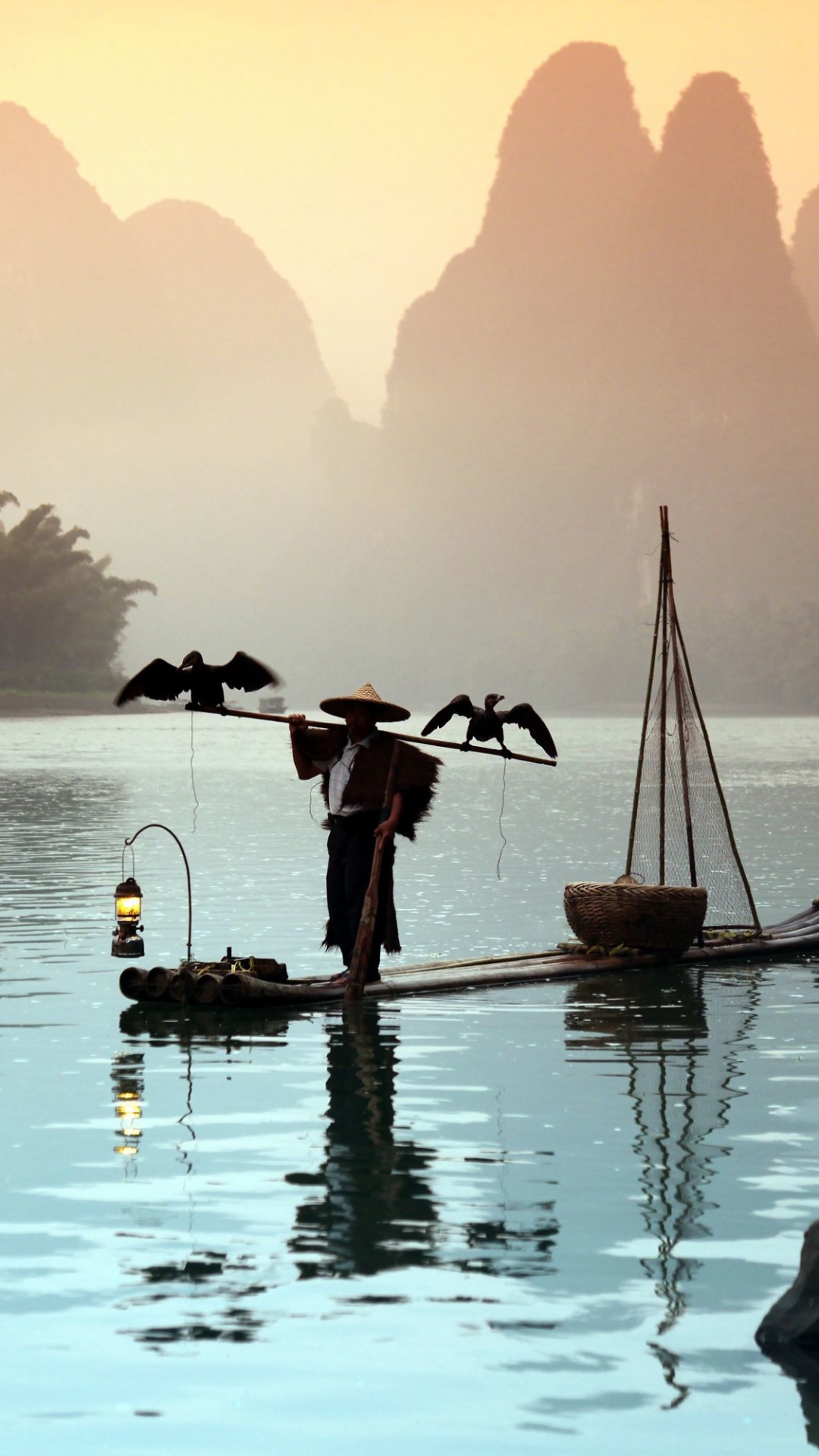 2 Personen Fahren Tagsüber Mit Dem Boot Auf Dem Gewässer. Wallpaper in 1080x1920 Resolution