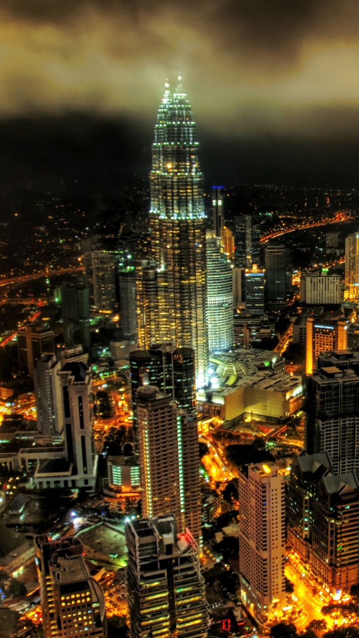 Stadt Mit Hochhäusern Während Der Nacht. Wallpaper in 720x1280 Resolution