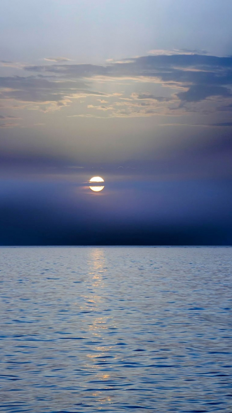 Cuerpo de Agua Durante la Puesta de Sol. Wallpaper in 750x1334 Resolution