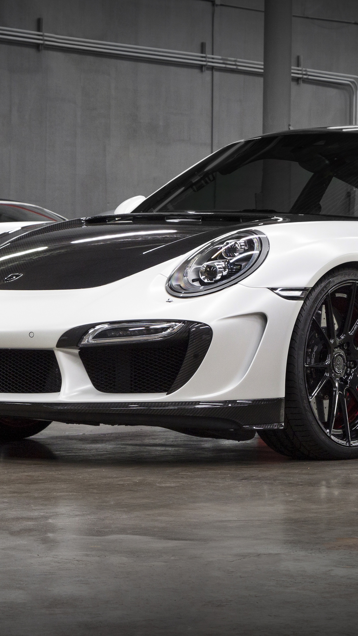 Porsche 911 Blanche Garée Dans un Garage. Wallpaper in 1440x2560 Resolution