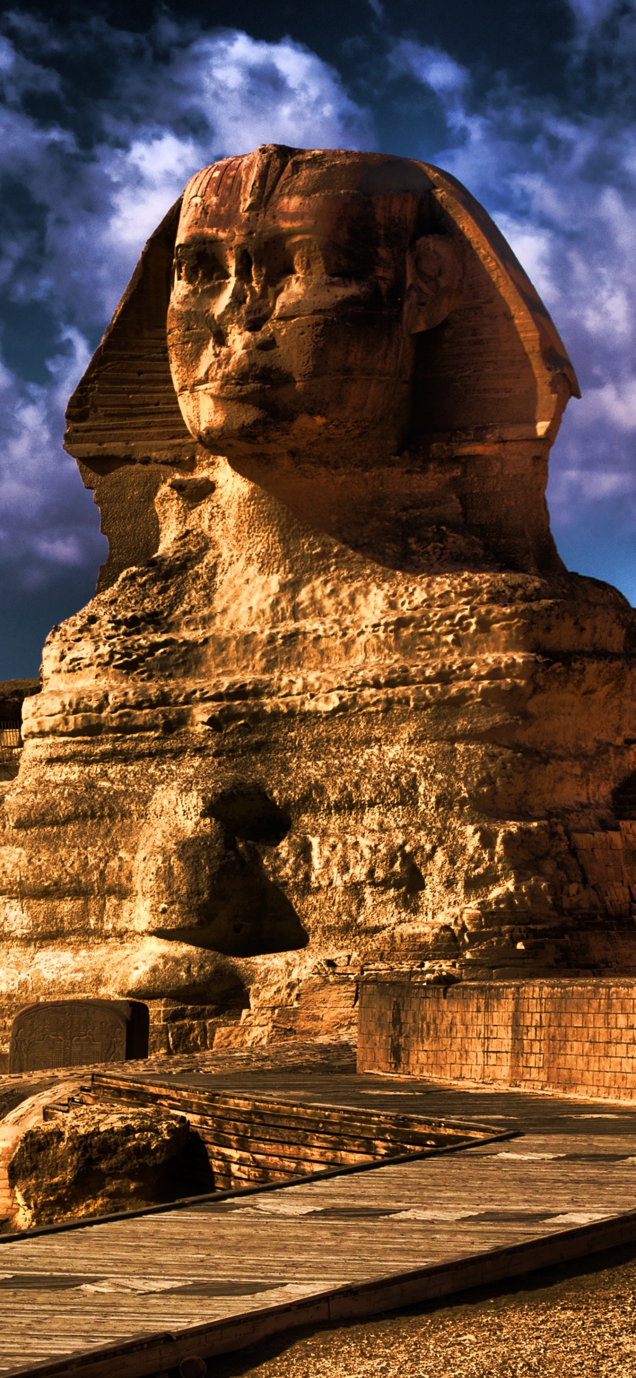 Statue en Béton Brun Sous Ciel Nuageux Pendant la Journée. Wallpaper in 1242x2688 Resolution
