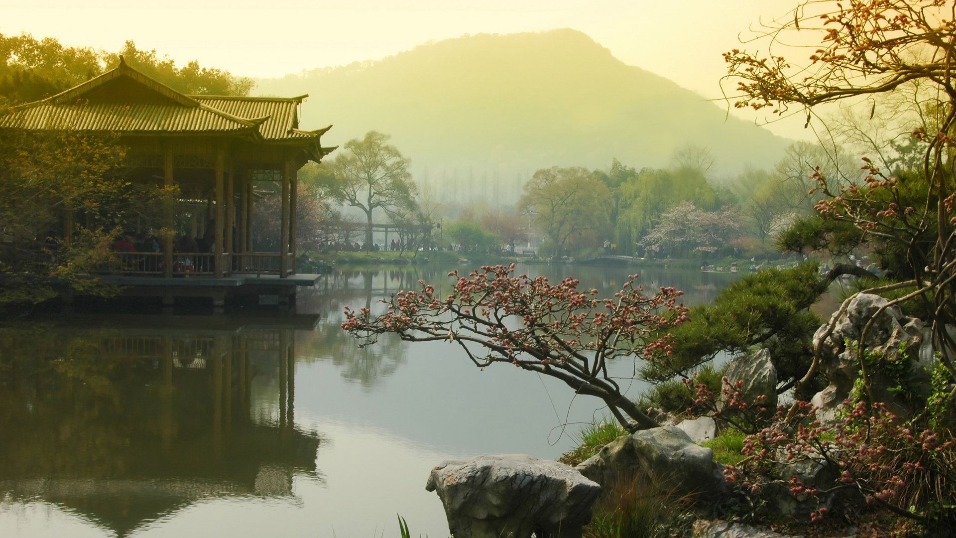 Casa Marrón y Blanca Cerca Del Cuerpo de Agua Durante el Día.. Wallpaper in 1920x1080 Resolution
