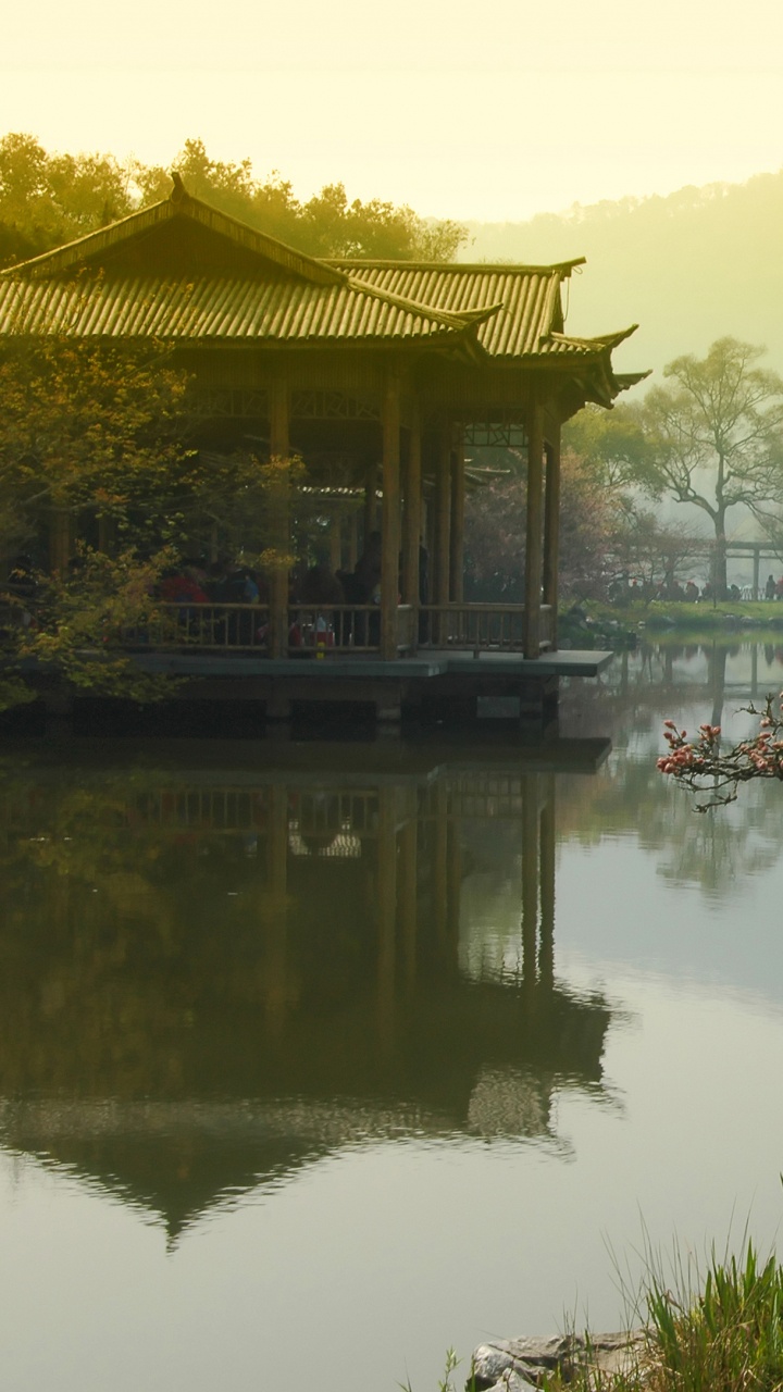 Maison Brune et Blanche Près D'un Plan D'eau Pendant la Journée. Wallpaper in 720x1280 Resolution