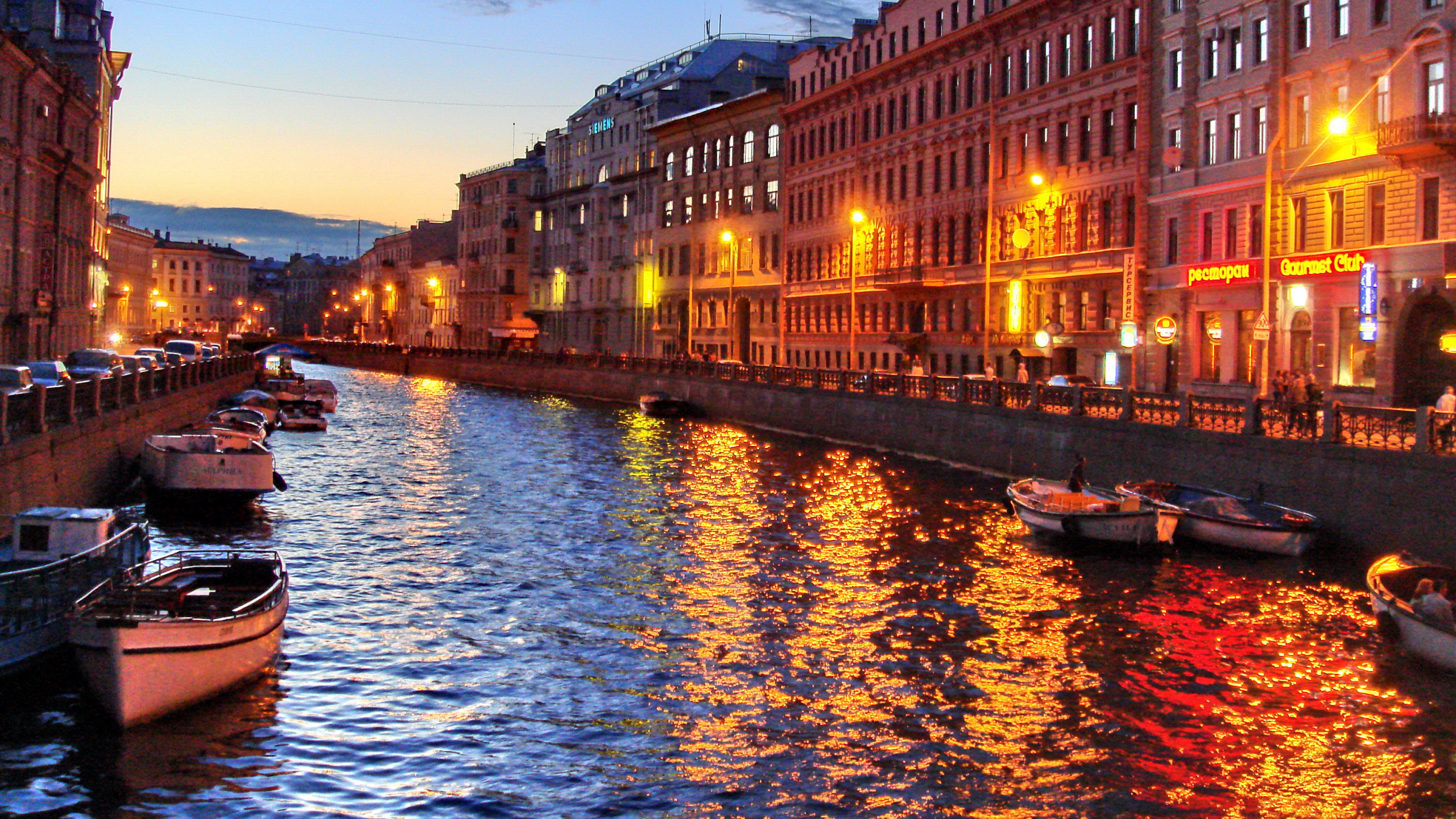 Bateau Sur le Quai Près du Bâtiment Pendant la Nuit. Wallpaper in 2560x1440 Resolution