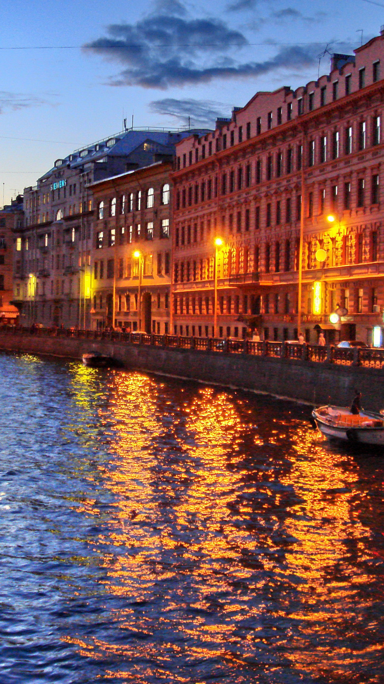 Bateau Sur le Quai Près du Bâtiment Pendant la Nuit. Wallpaper in 750x1334 Resolution