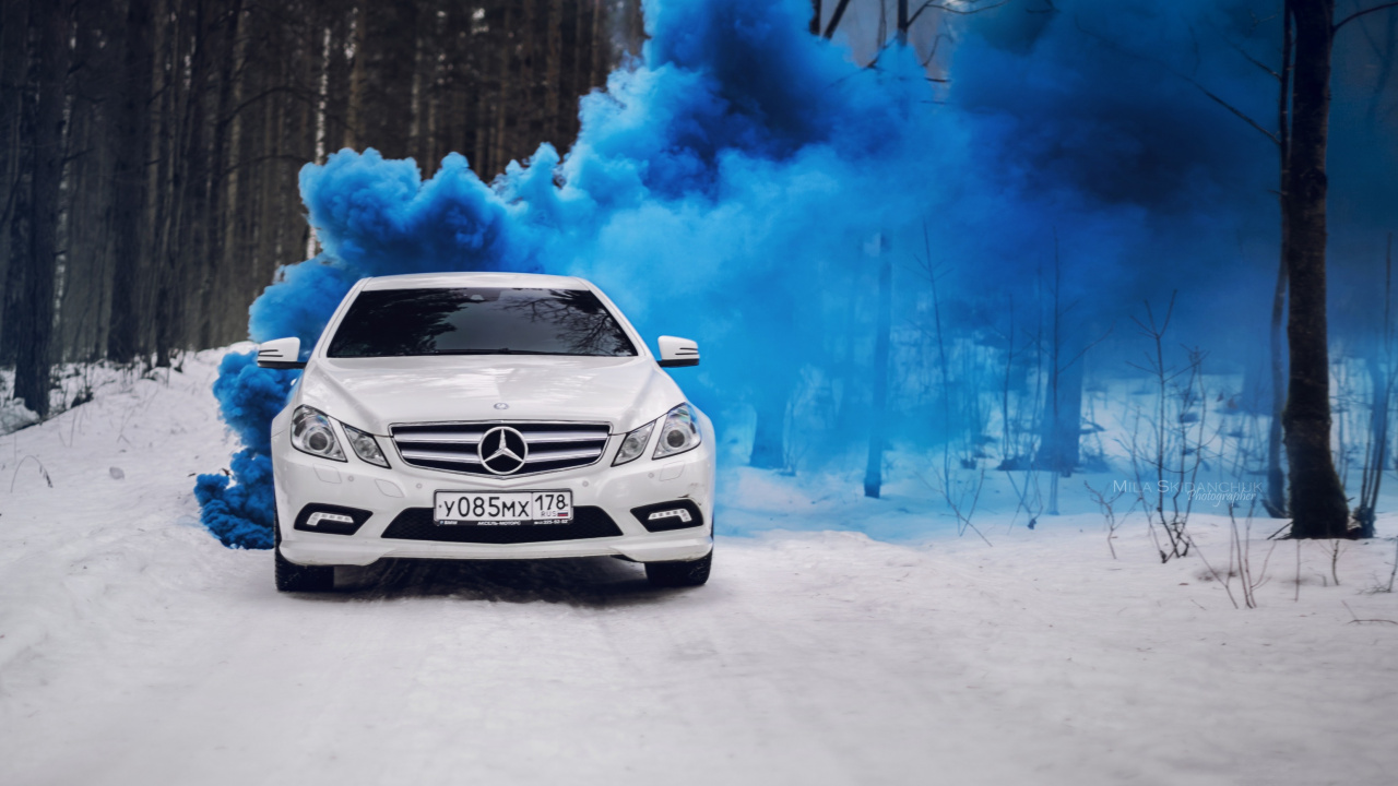 Coche BMW Negro Sobre Suelo Cubierto de Nieve Durante el Día. Wallpaper in 1280x720 Resolution