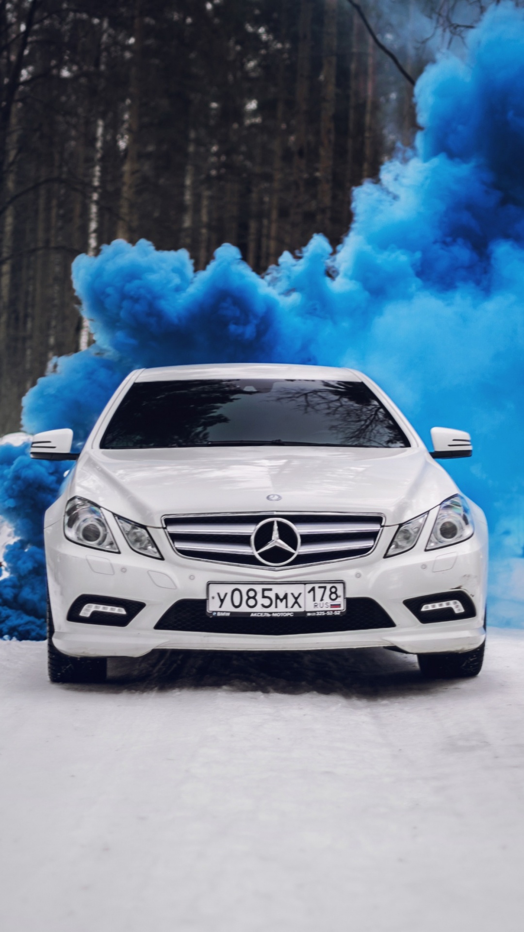 Schwarzes Bmw-auto Auf Schneebedecktem Boden Tagsüber. Wallpaper in 1080x1920 Resolution