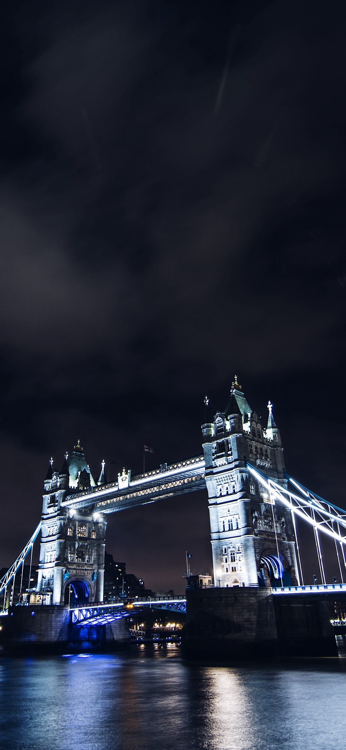 Leute, Die Tagsüber Auf Der Brücke Unter Weißem Himmel Gehen. Wallpaper in 1125x2436 Resolution