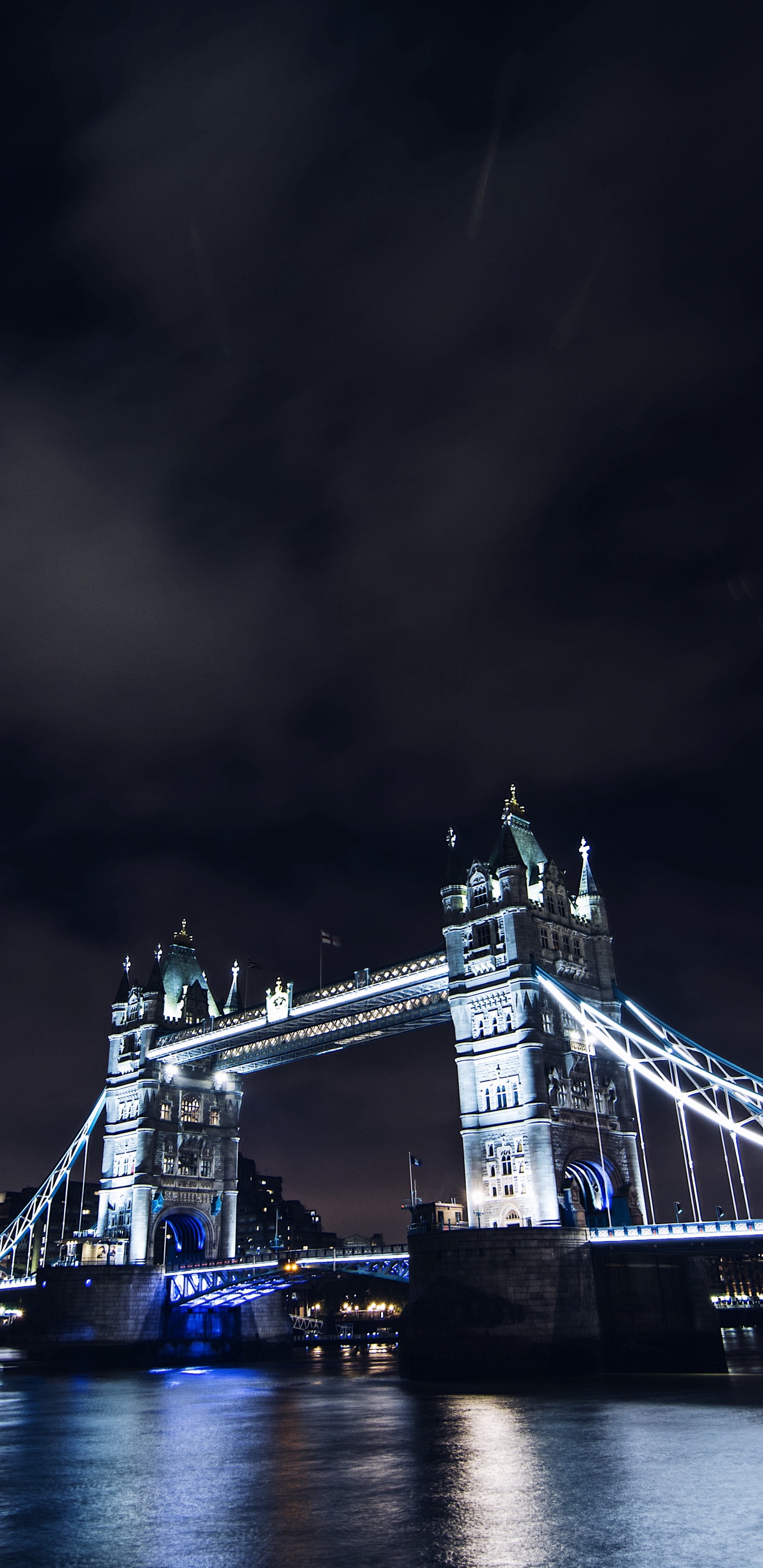 Leute, Die Tagsüber Auf Der Brücke Unter Weißem Himmel Gehen. Wallpaper in 1440x2960 Resolution