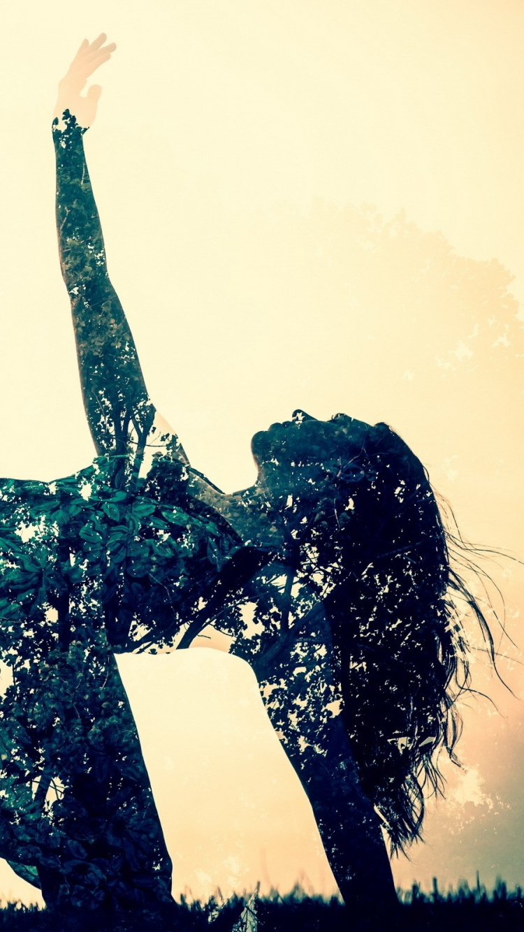 Mujer en Vestido Negro Bailando. Wallpaper in 750x1334 Resolution