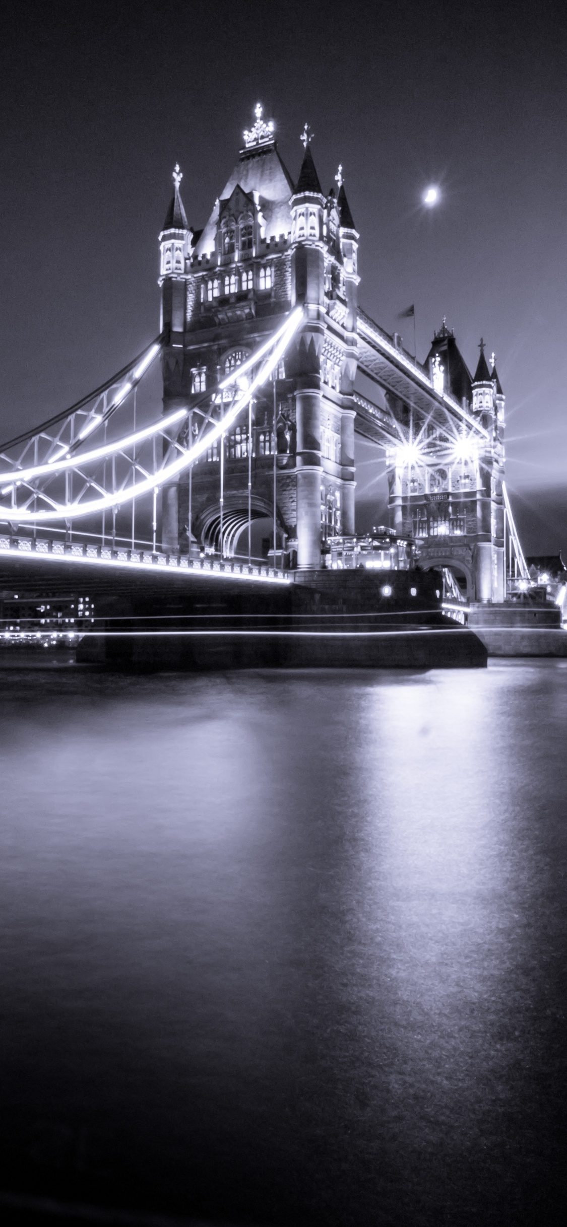 Graustufenfoto Der Brücke Über Dem Gewässer. Wallpaper in 1125x2436 Resolution