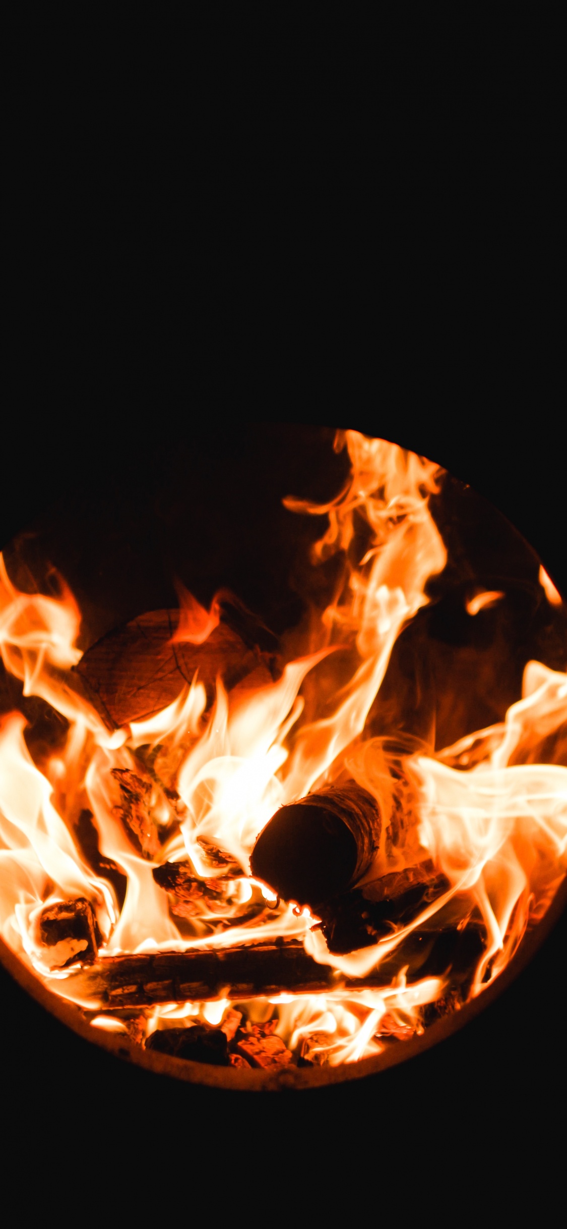 Fuego en Fondo Negro Con Fondo Negro. Wallpaper in 1125x2436 Resolution