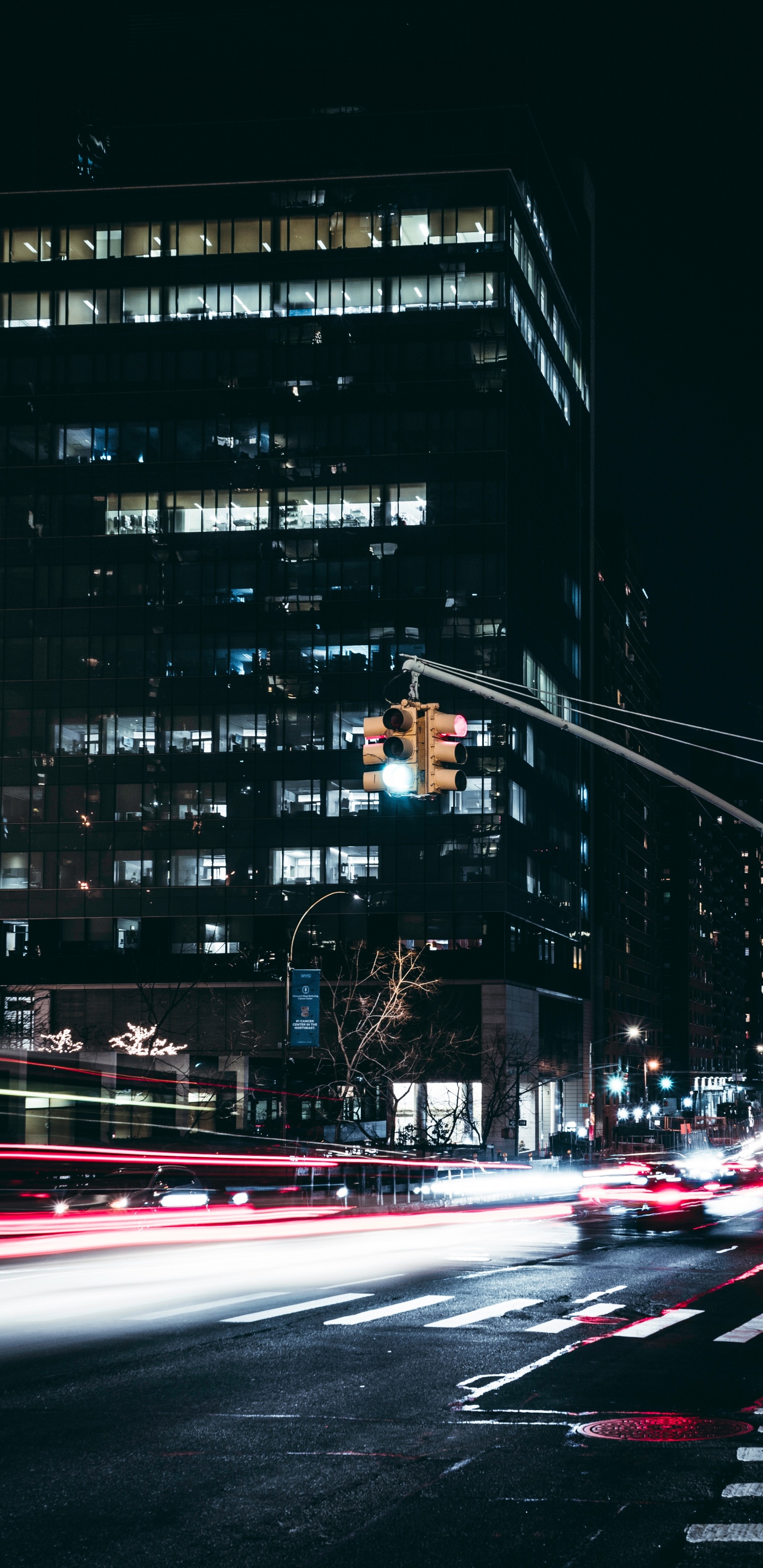 Photographie en Accéléré de Voitures Sur la Route Pendant la Nuit. Wallpaper in 1440x2960 Resolution