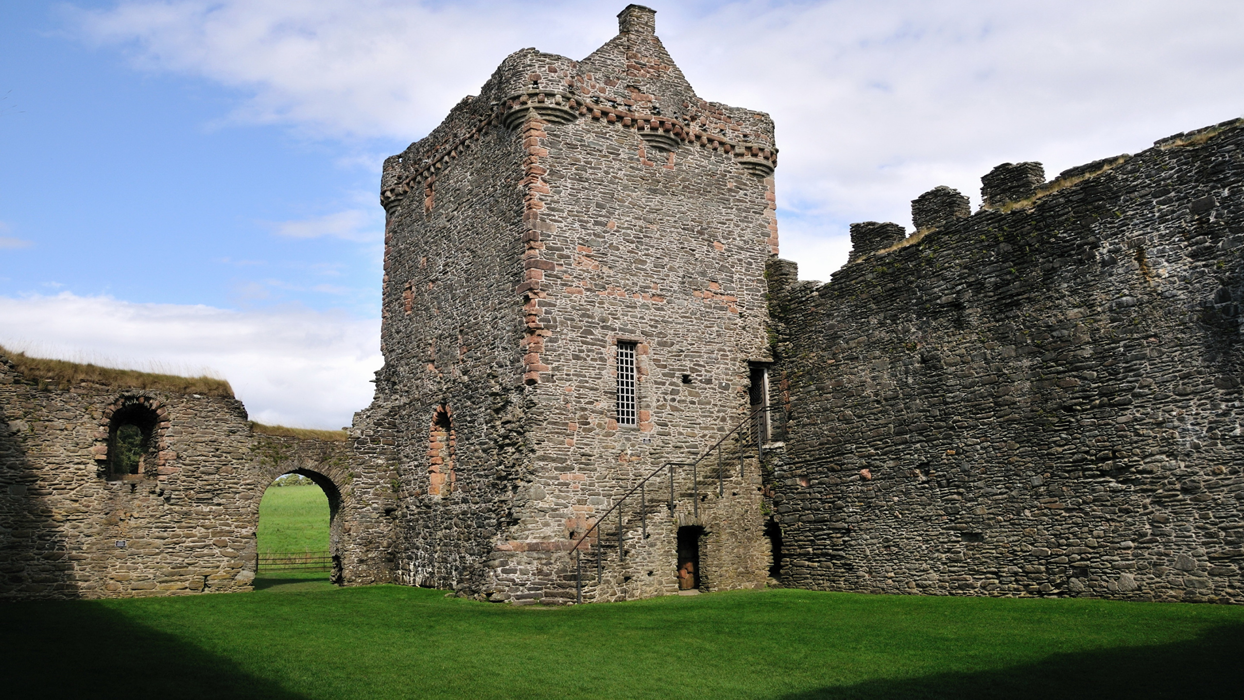 Graues Betongebäude Unter Blauem Himmel Tagsüber. Wallpaper in 2560x1440 Resolution