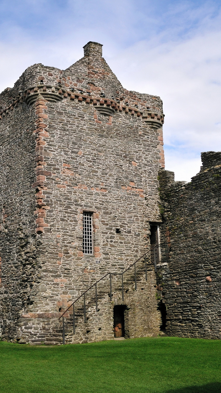 Graues Betongebäude Unter Blauem Himmel Tagsüber. Wallpaper in 750x1334 Resolution