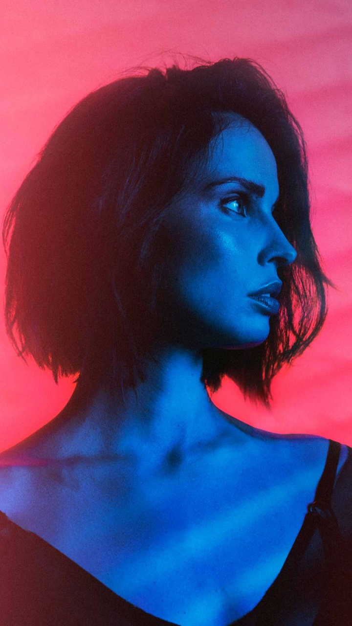 Femme en Chemise Noire à Manches Longues. Wallpaper in 720x1280 Resolution