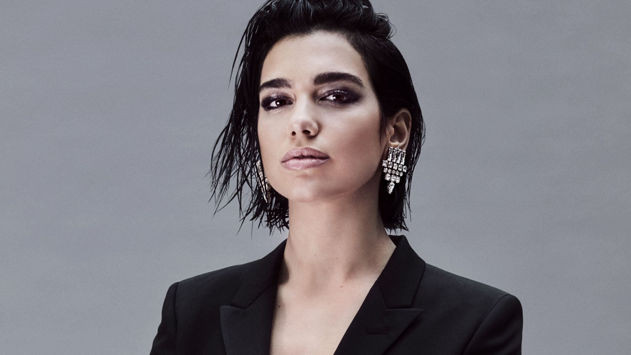 Dua Lipa, Cabello, Ceja, Belleza, Peinado. Wallpaper in 2560x1440 Resolution