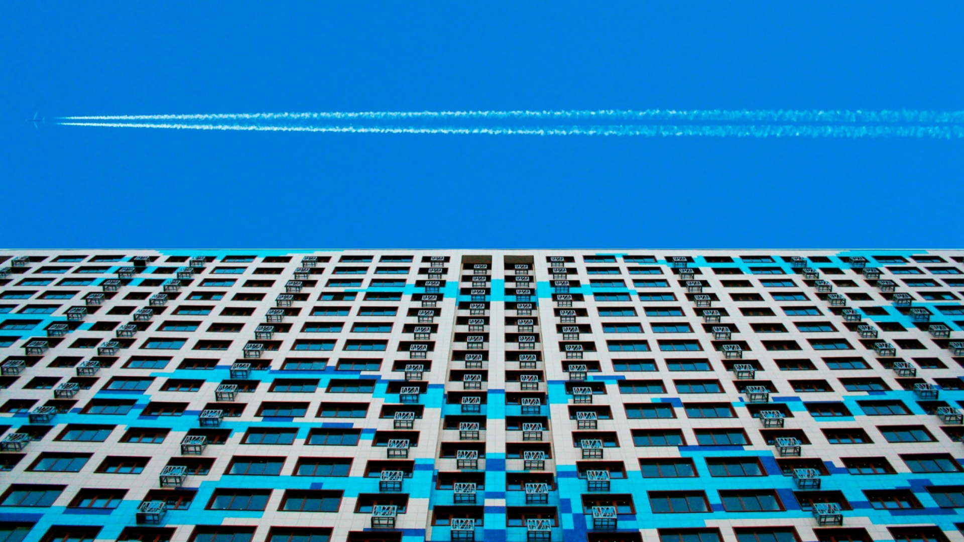 White and Blue Building Under Blue Sky During Daytime. Wallpaper in 1920x1080 Resolution