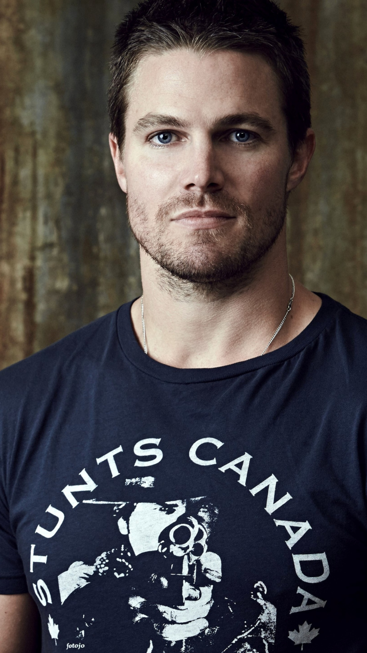 Homme en T-shirt Ras du Cou Bleu. Wallpaper in 750x1334 Resolution