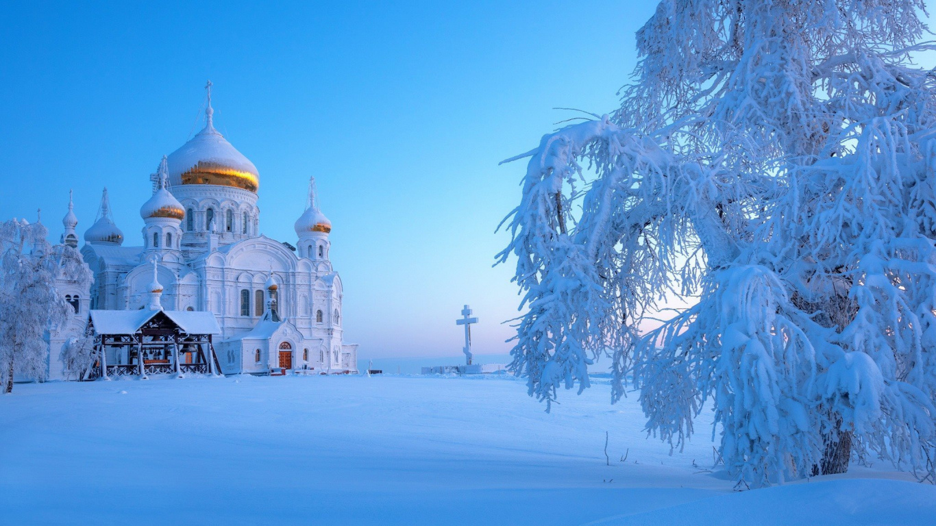 White and Brown Dome Building Under Blue Sky During Daytime. Wallpaper in 1366x768 Resolution