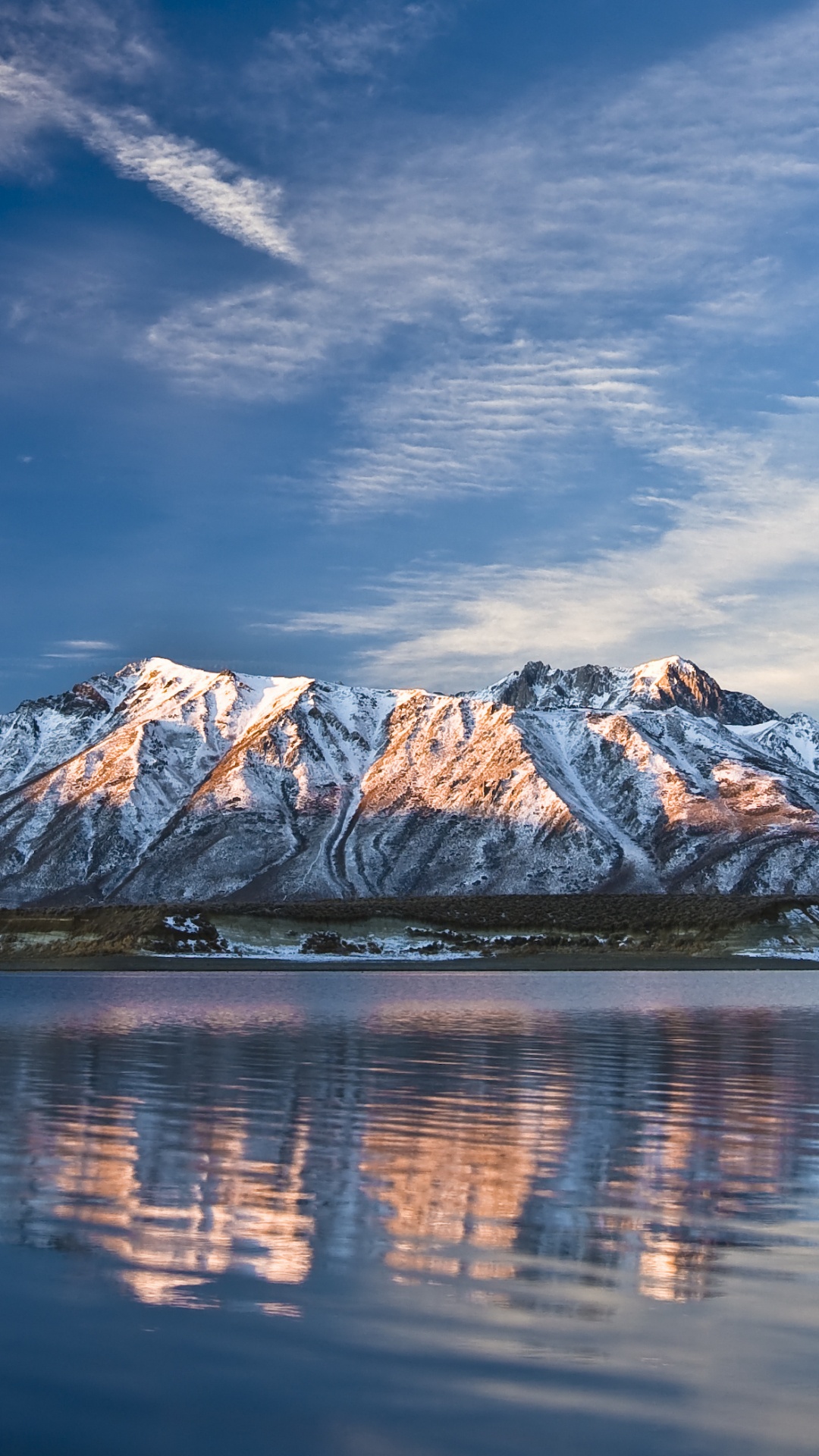 Schneebedeckter Berg in Der Nähe Von Gewässern Tagsüber. Wallpaper in 1080x1920 Resolution