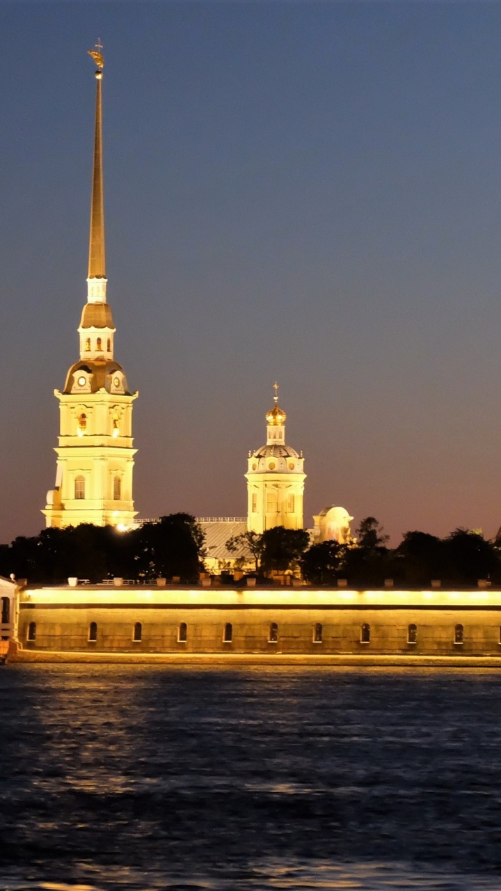 Edificio de Hormigón Blanco Durante la Noche. Wallpaper in 720x1280 Resolution