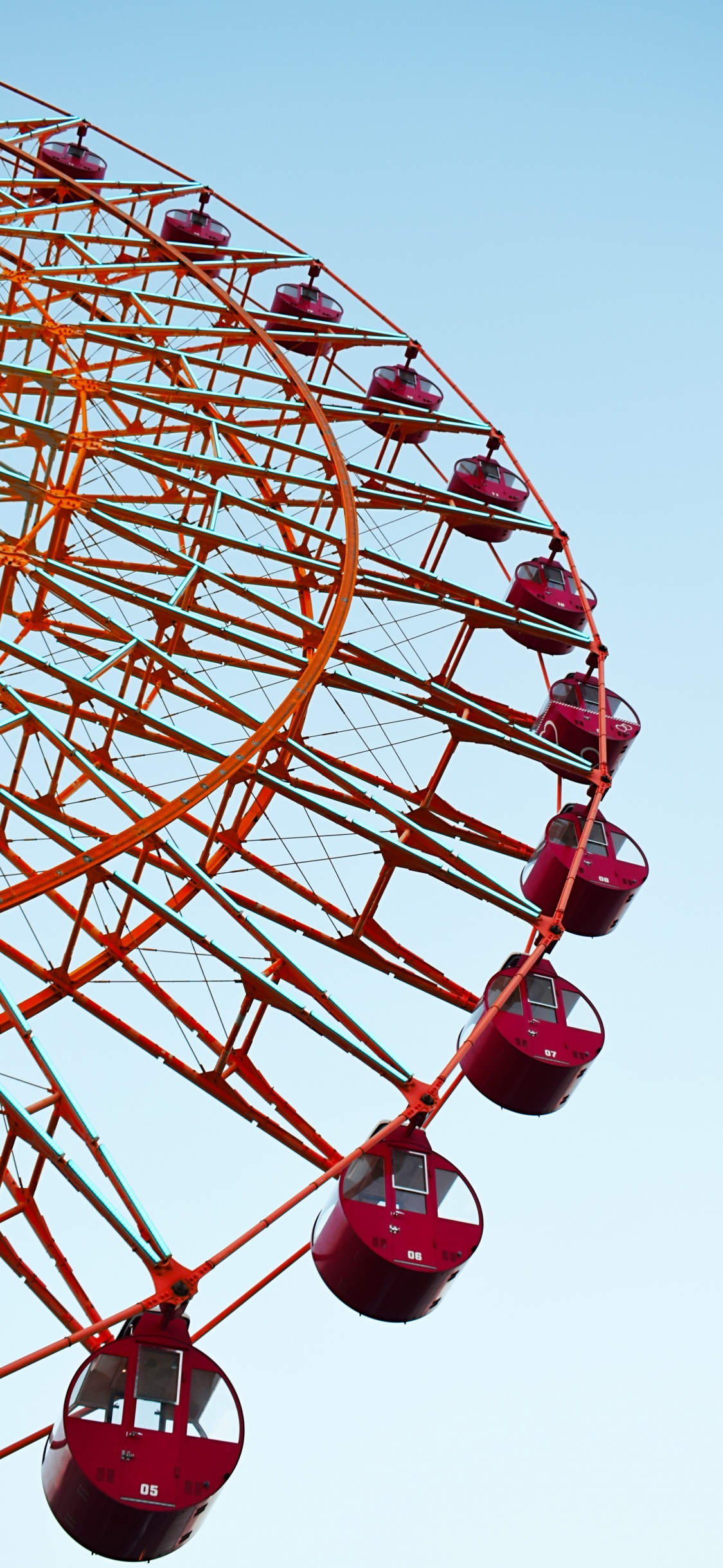 Rot-weißes Riesenrad. Wallpaper in 1125x2436 Resolution