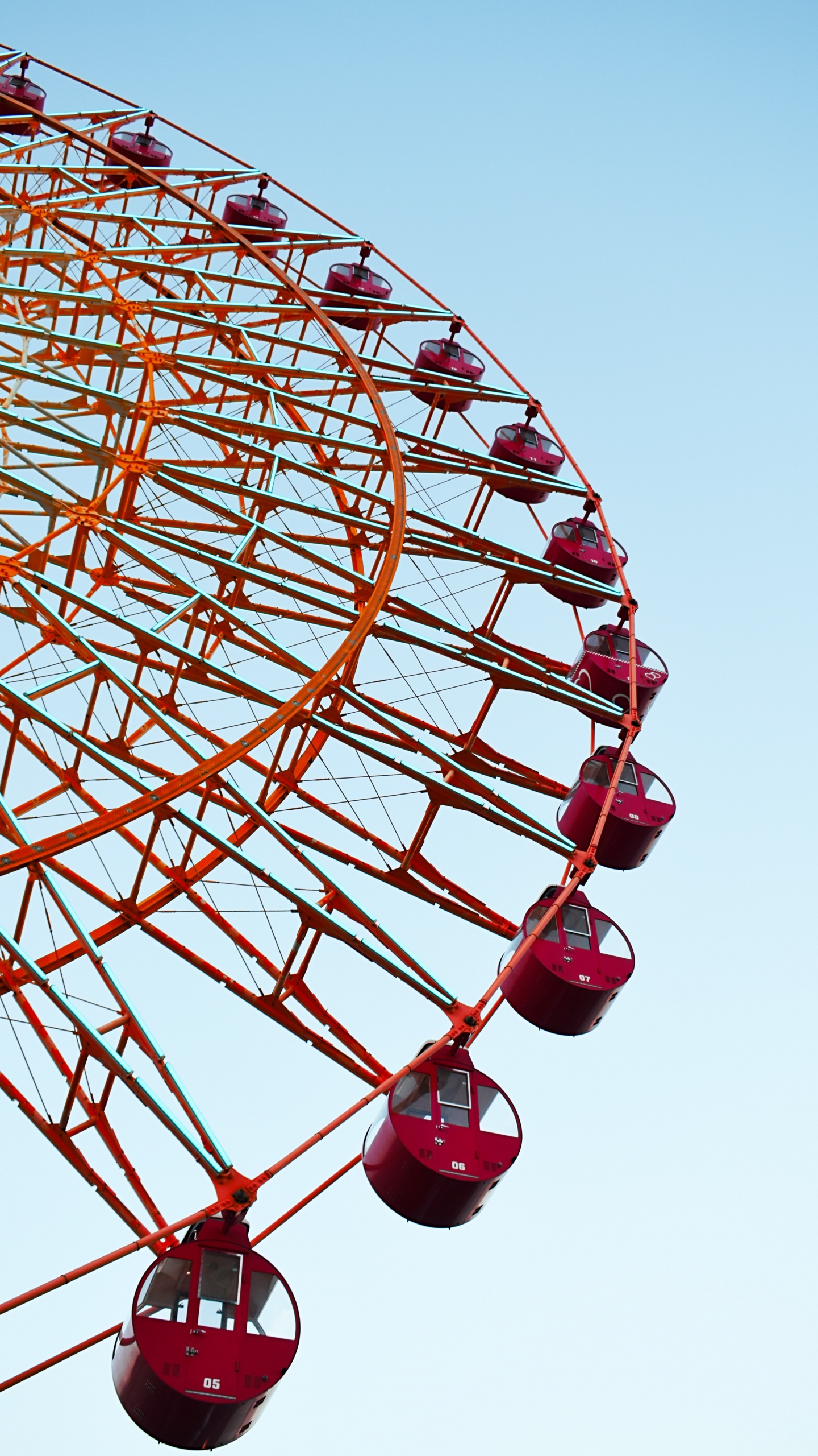 Red and White Ferris Wheel. Wallpaper in 1440x2560 Resolution