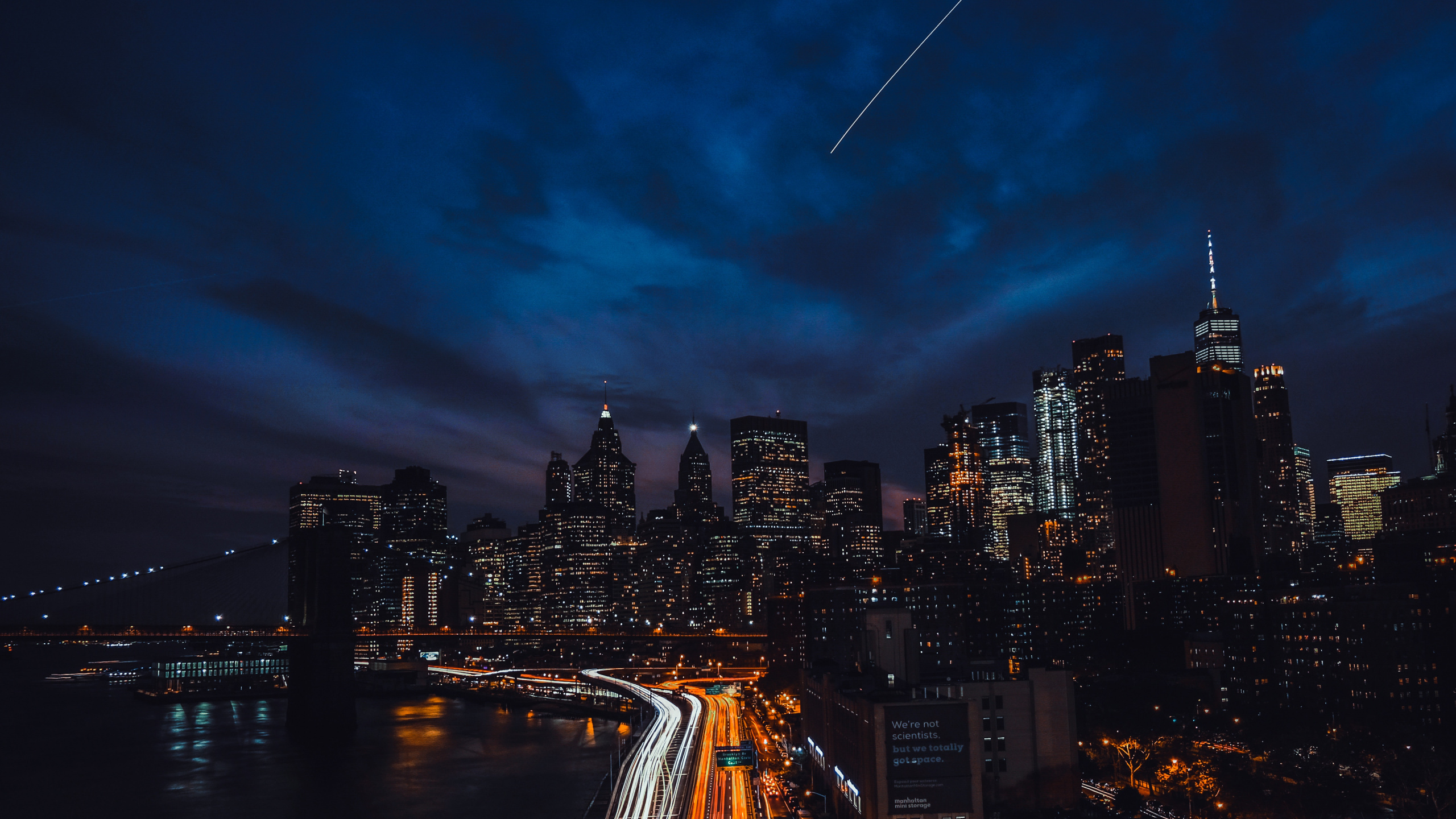 Photographie en Accéléré Des Toits de la Ville Pendant la Nuit. Wallpaper in 2560x1440 Resolution