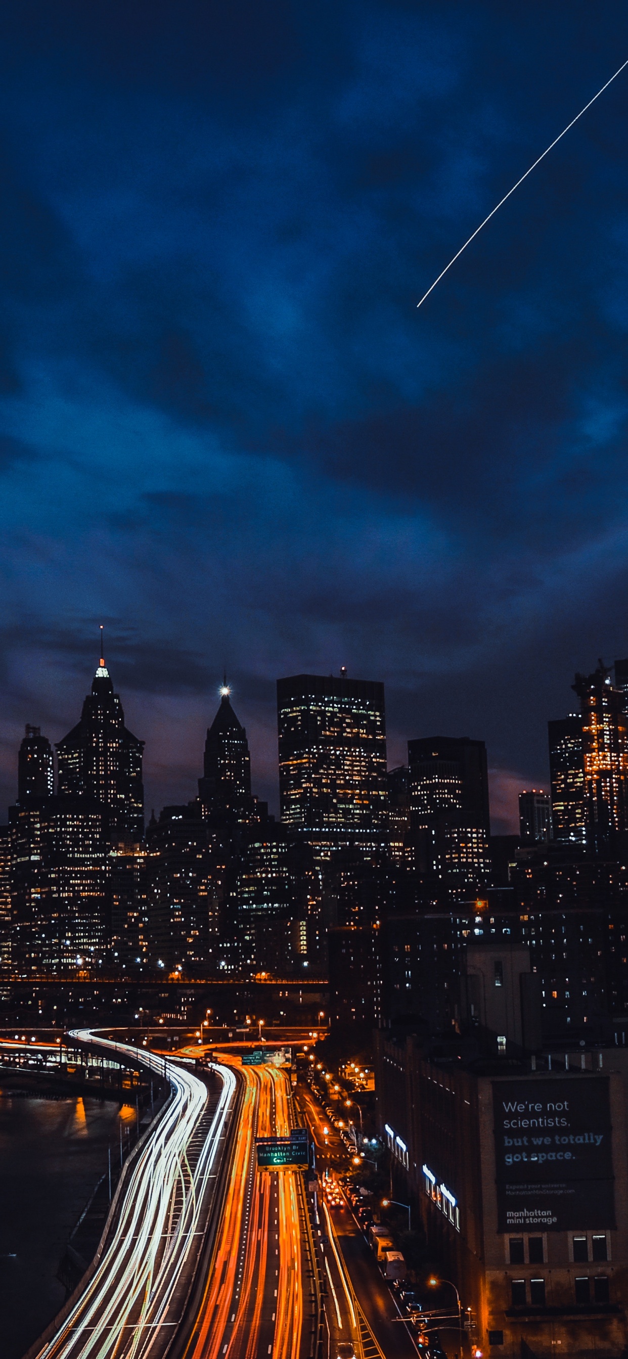 Zeitrafferfotografie Der Skyline Der Stadt Bei Nacht. Wallpaper in 1242x2688 Resolution