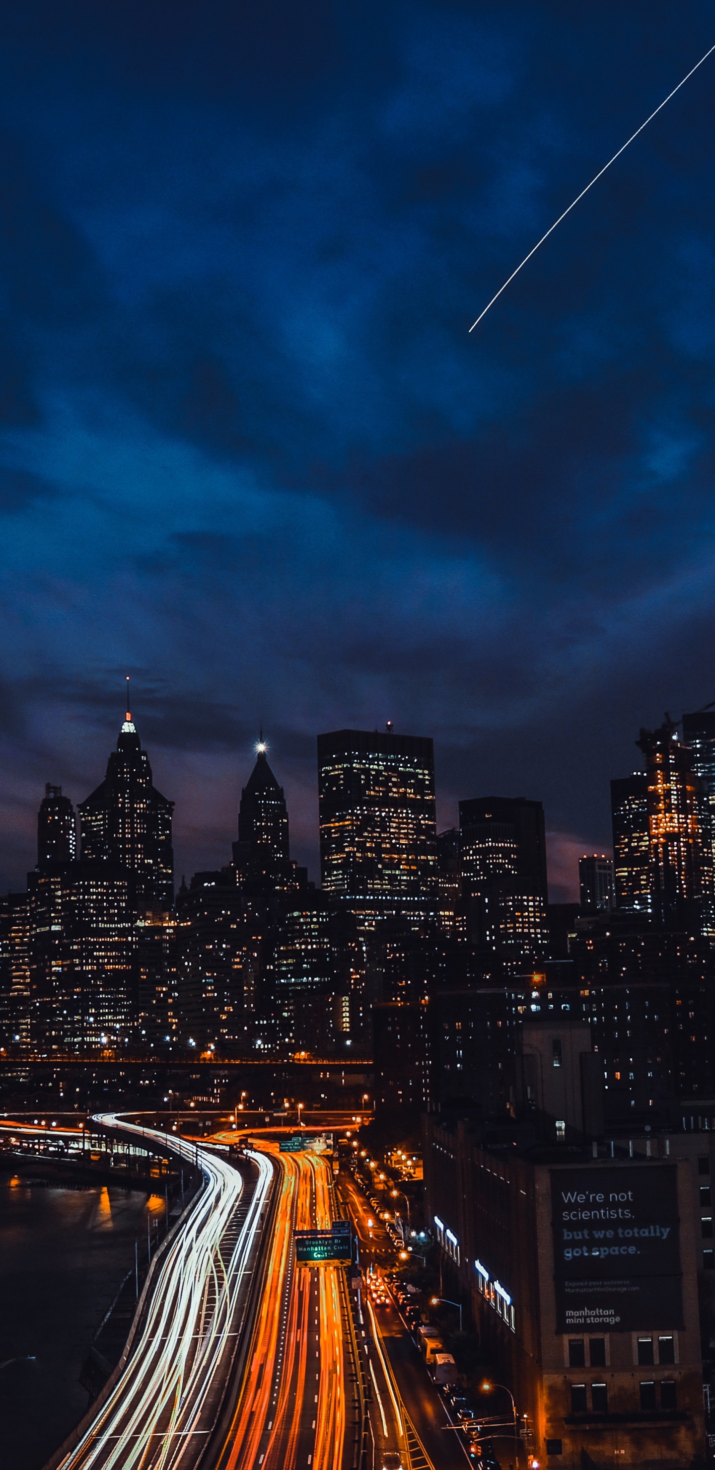 Zeitrafferfotografie Der Skyline Der Stadt Bei Nacht. Wallpaper in 1440x2960 Resolution