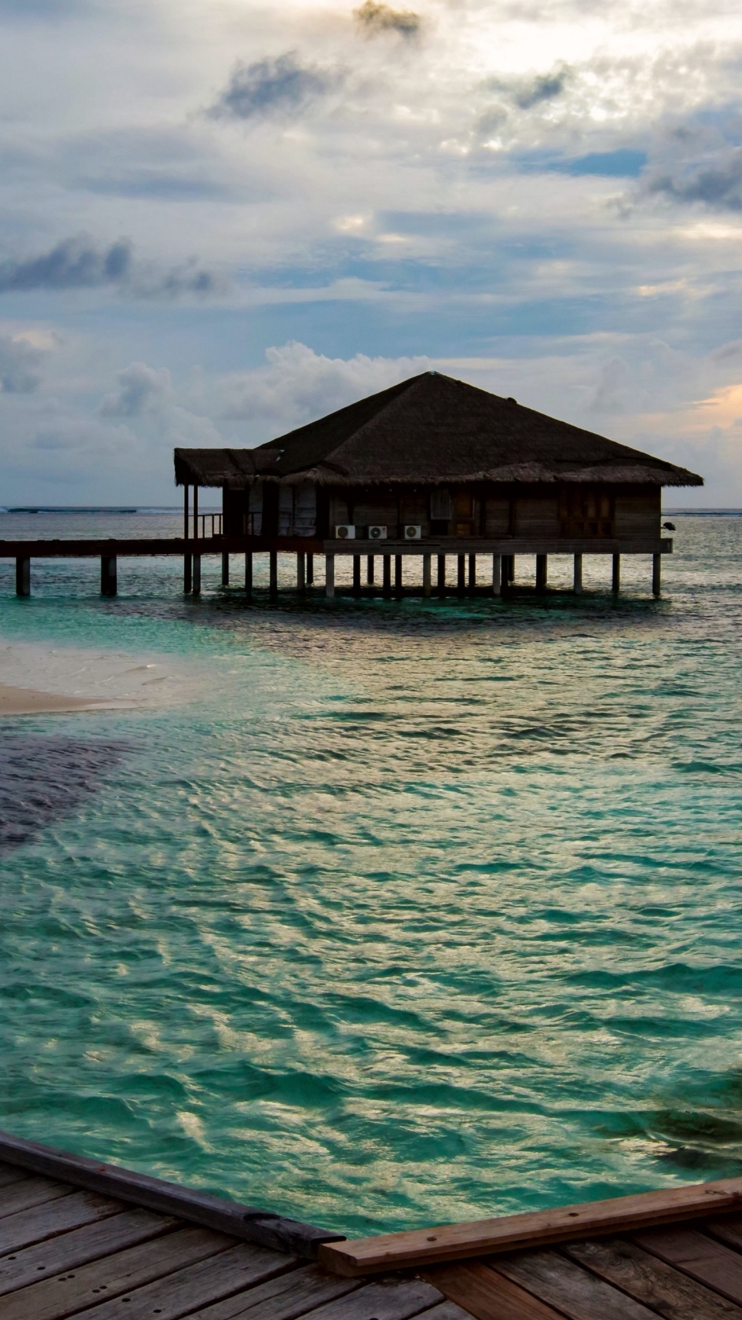 Muelle de Madera Marrón Sobre el Mar Azul Bajo un Cielo Azul Durante el Día. Wallpaper in 1080x1920 Resolution