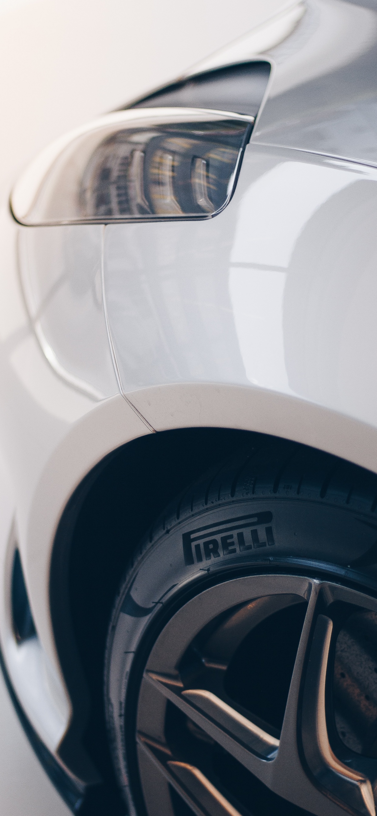 Carro Plateado Con Rueda Negra. Wallpaper in 1242x2688 Resolution