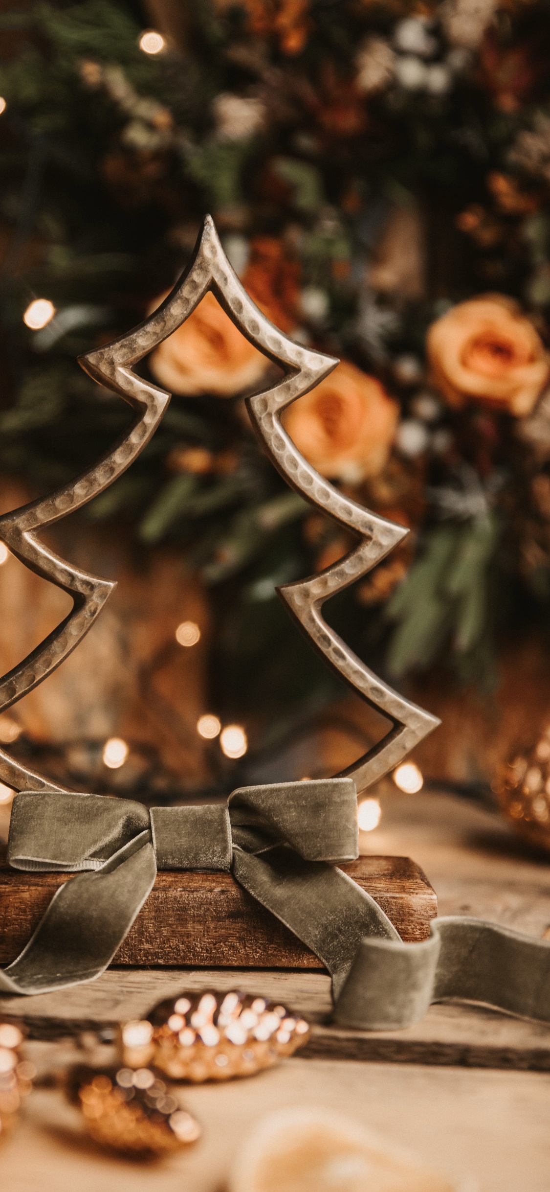 Braune Und Grüne Engelsfigur. Wallpaper in 1125x2436 Resolution