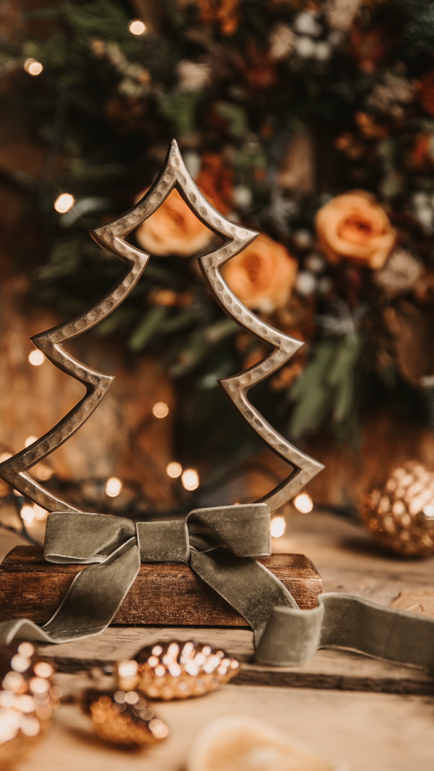 Braune Und Grüne Engelsfigur. Wallpaper in 1440x2560 Resolution