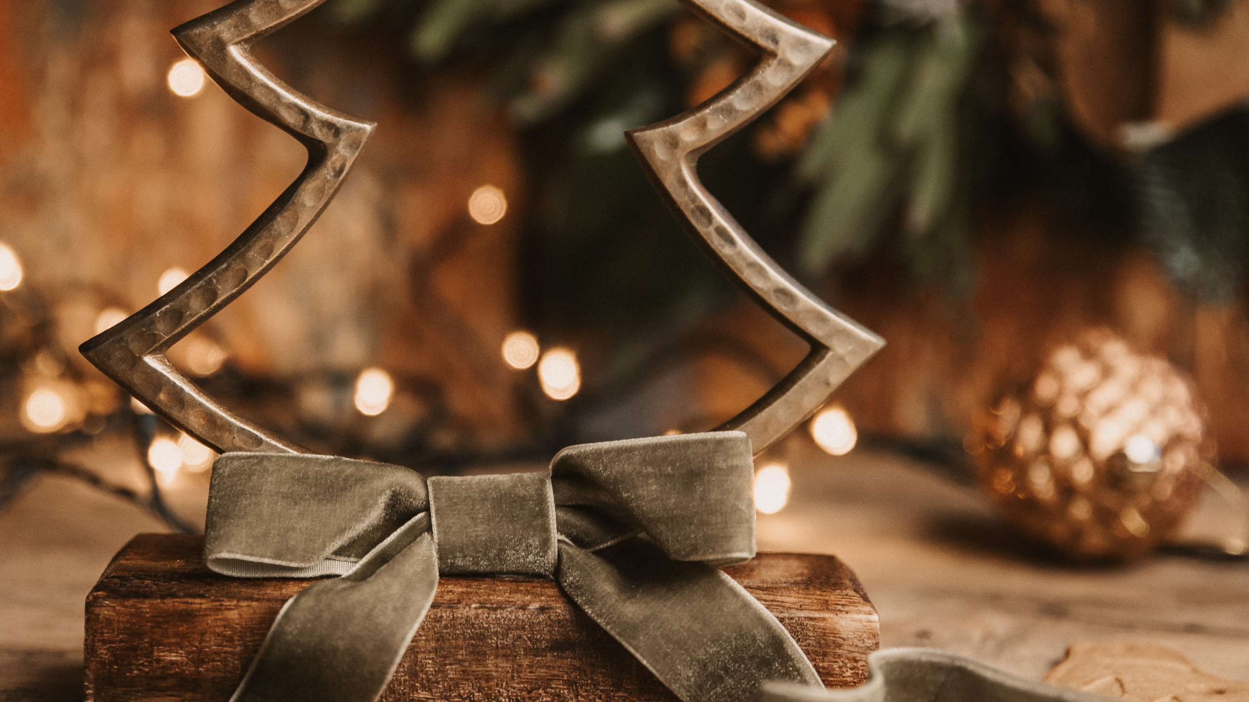 Braune Und Grüne Engelsfigur. Wallpaper in 2560x1440 Resolution