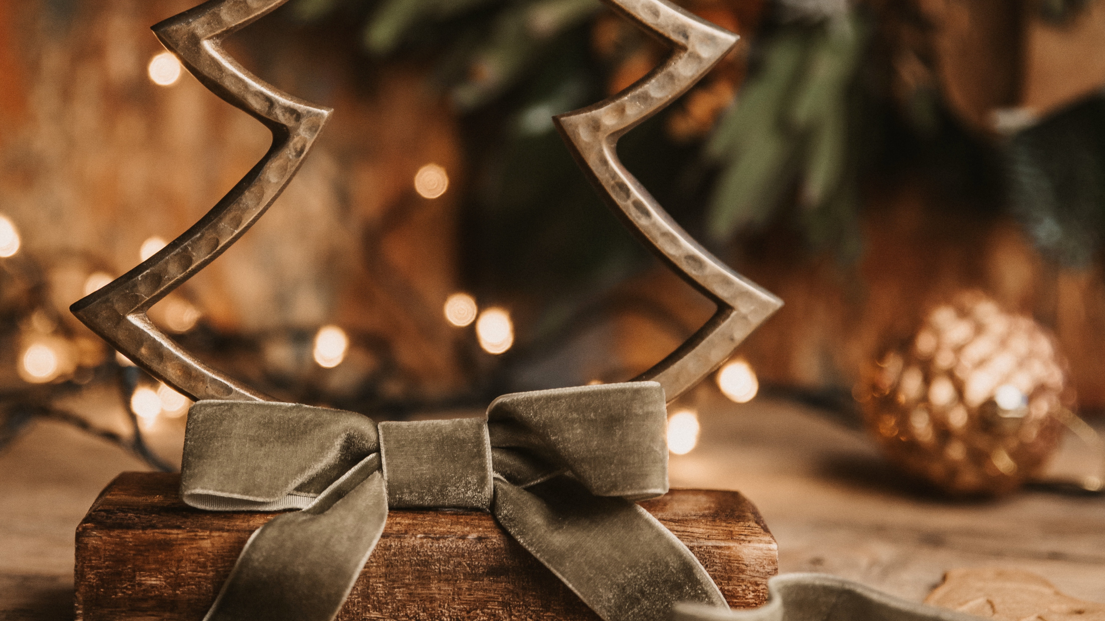 Braune Und Grüne Engelsfigur. Wallpaper in 3840x2160 Resolution