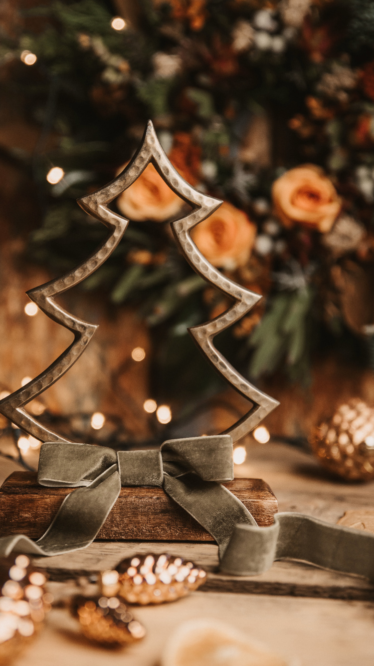 Braune Und Grüne Engelsfigur. Wallpaper in 750x1334 Resolution