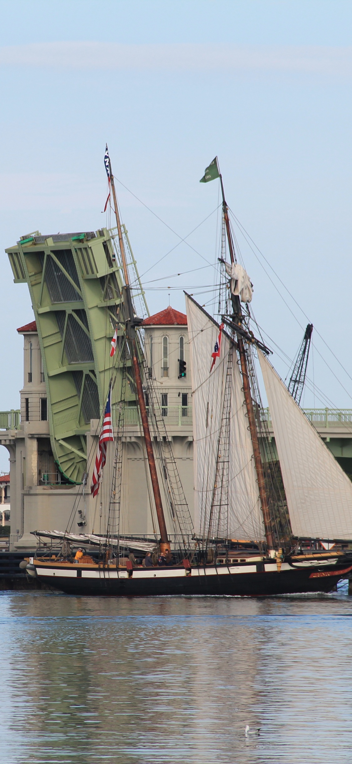 Barco Blanco y Marrón Sobre el Agua Cerca Del Puente Durante el Día. Wallpaper in 1125x2436 Resolution