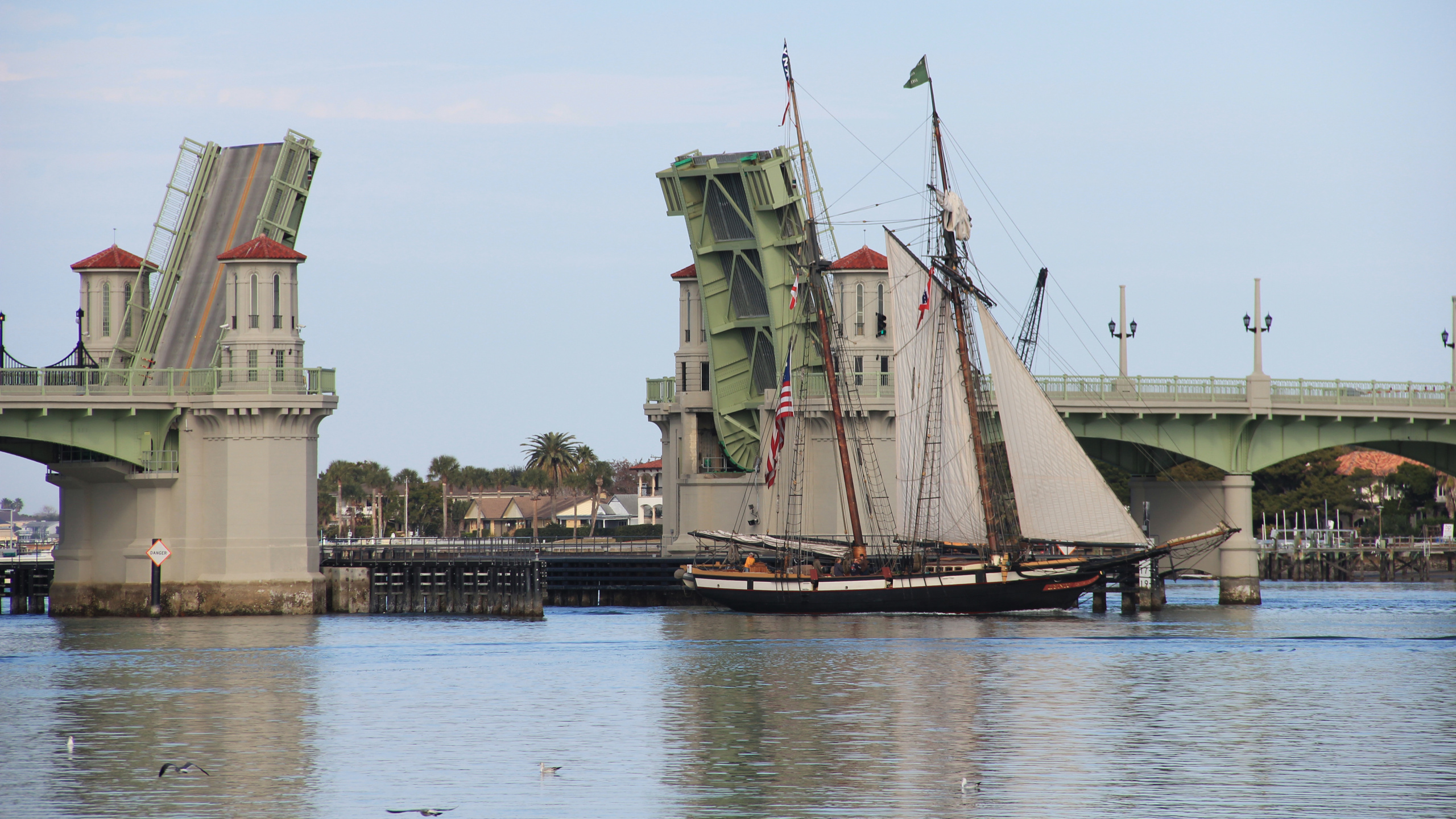 White and Brown Boat on Water Near Bridge During Daytime. Wallpaper in 2560x1440 Resolution