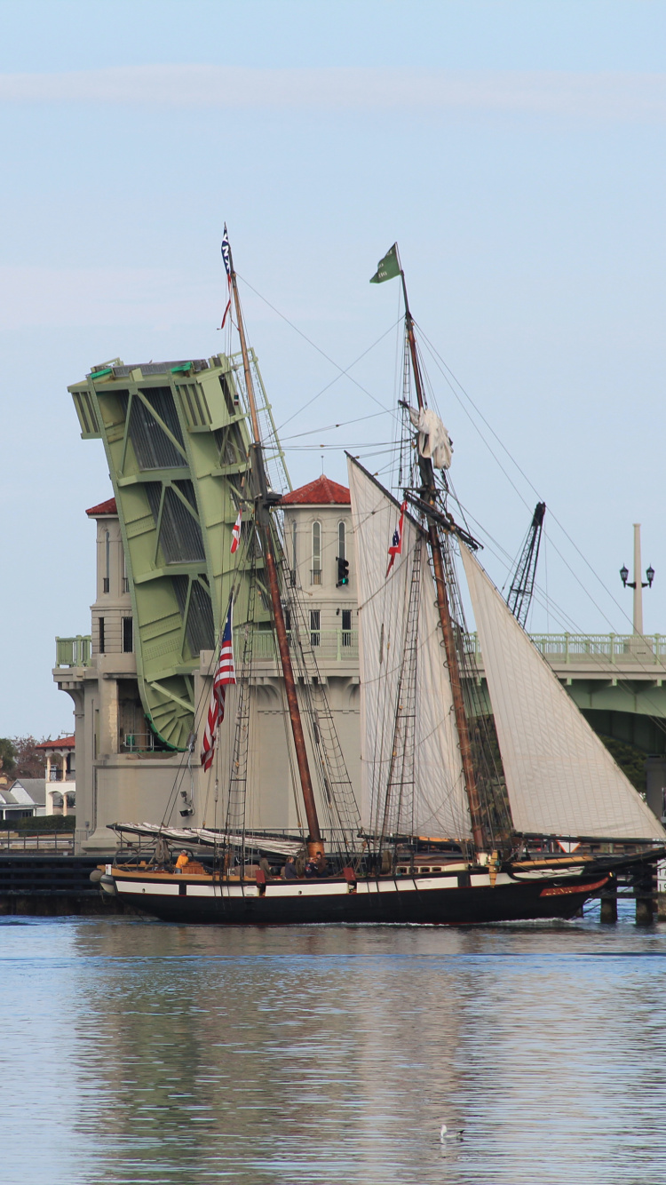 Bateau Blanc et Marron Sur L'eau Près du Pont Pendant la Journée. Wallpaper in 750x1334 Resolution