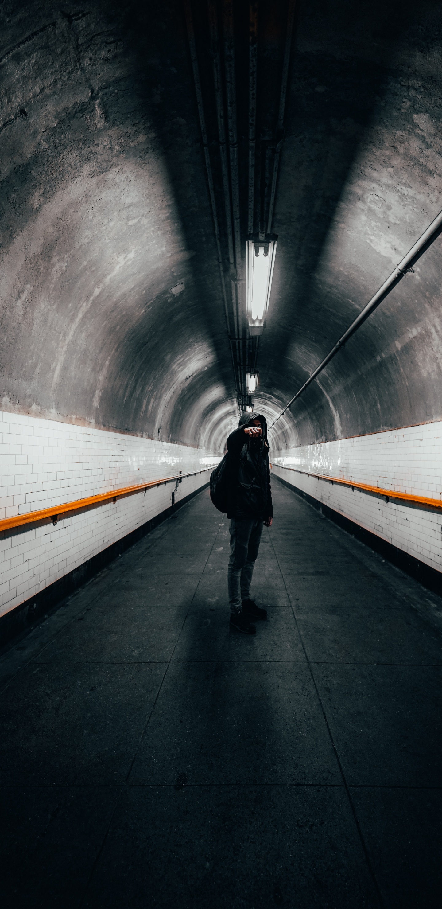 Licht, Kamera, Fahrbahn, Tunnel, Durchgangsstraße. Wallpaper in 1440x2960 Resolution