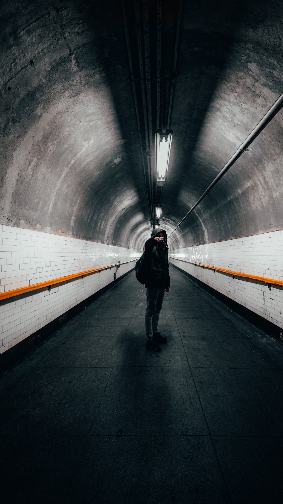 Lumière, Caméra, Surface de la Route, Gris, Tunnel. Wallpaper in 1080x1920 Resolution