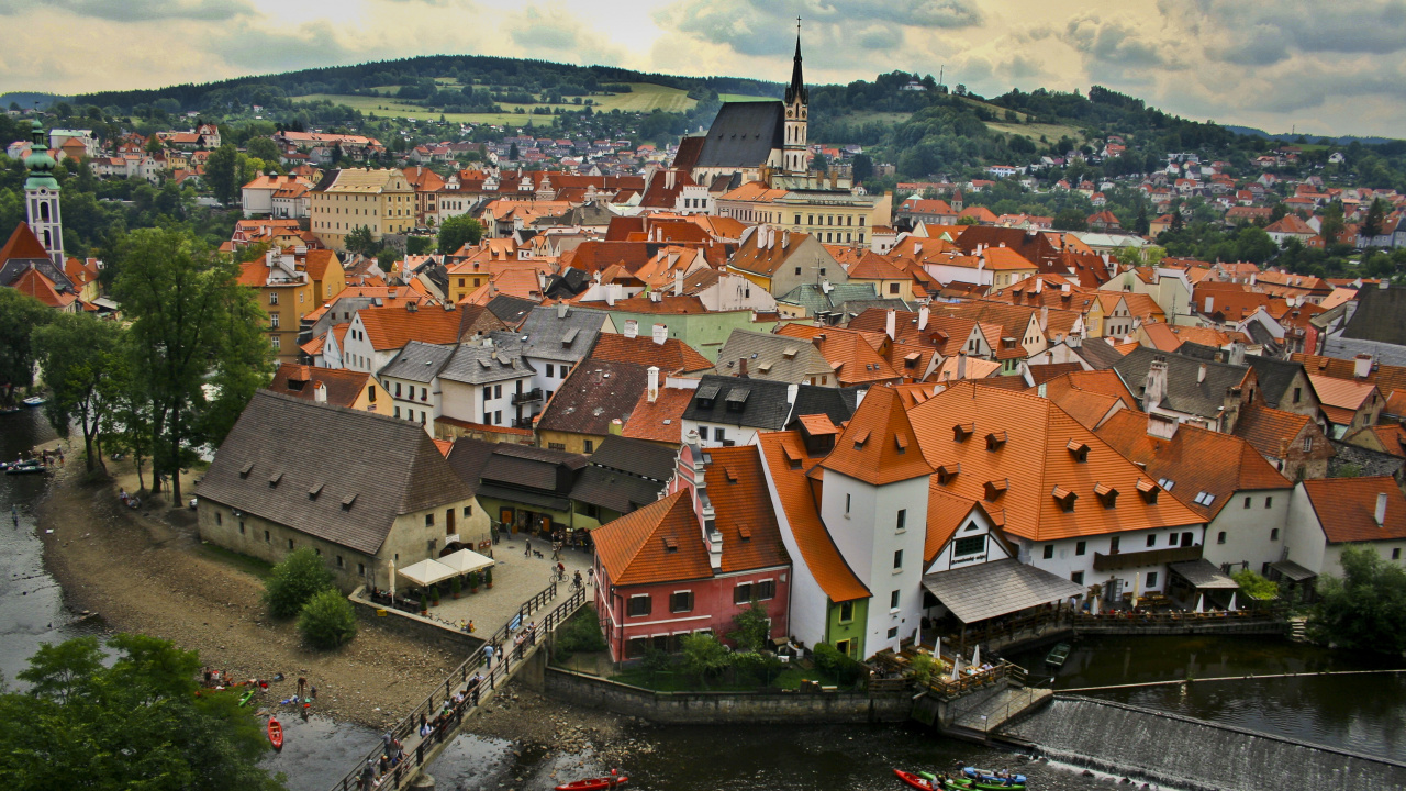 Brown and White Concrete Houses Beside River During Daytime. Wallpaper in 1280x720 Resolution