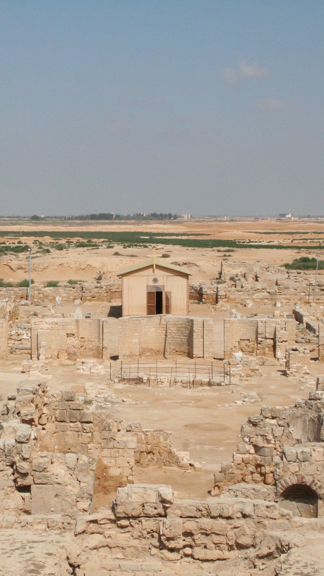 Braunes Betongebäude Unter Blauem Himmel Tagsüber. Wallpaper in 1080x1920 Resolution
