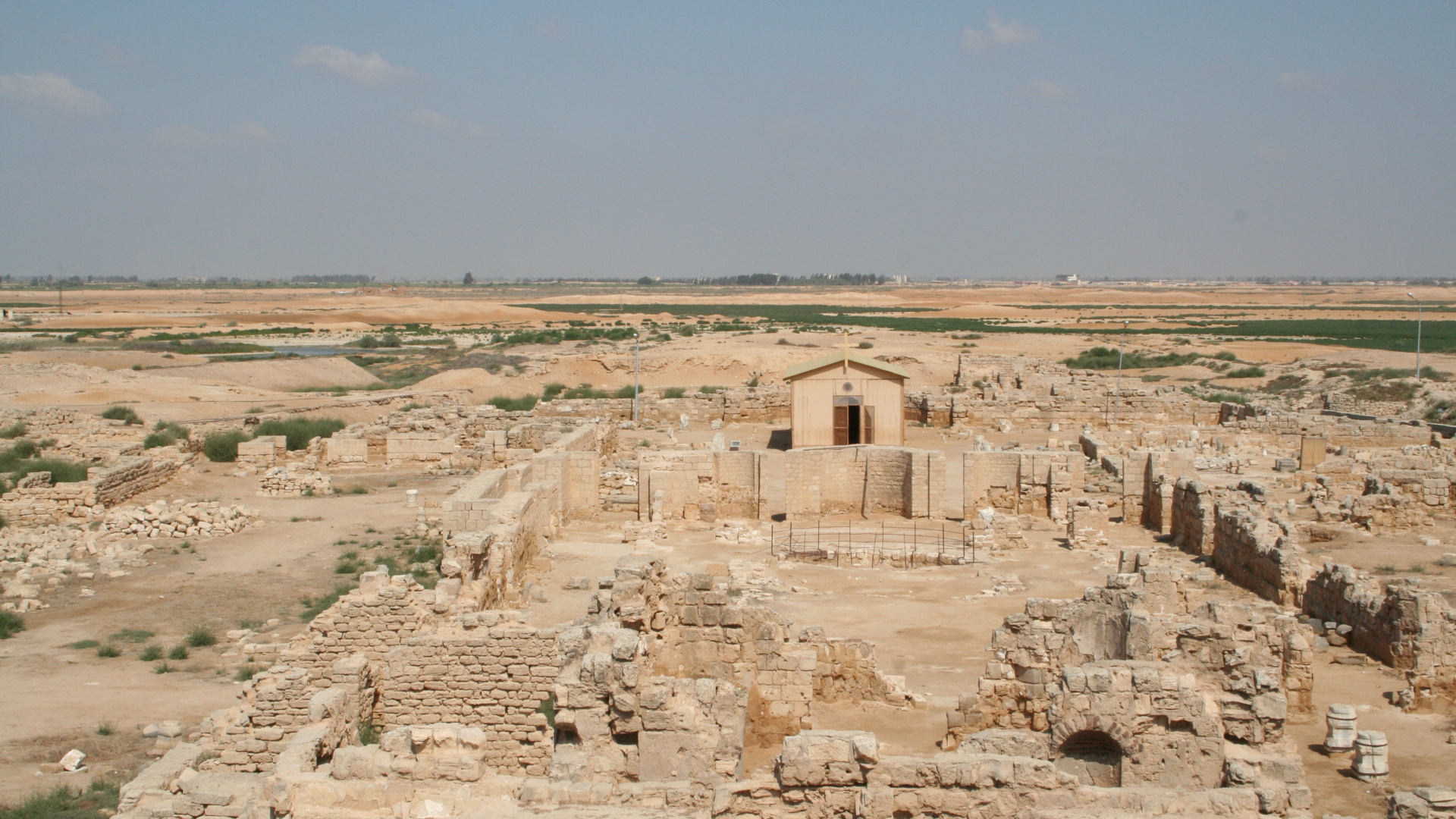 Braunes Betongebäude Unter Blauem Himmel Tagsüber. Wallpaper in 1920x1080 Resolution