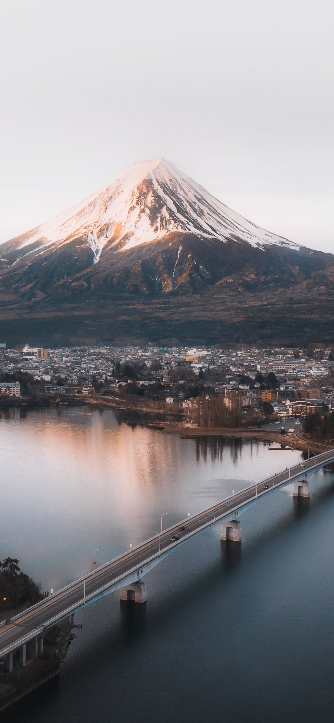 El Lago Kawaguchi, el Monte Fuji, Montaje de Escenografía, Montaña, Agua. Wallpaper in 1125x2436 Resolution