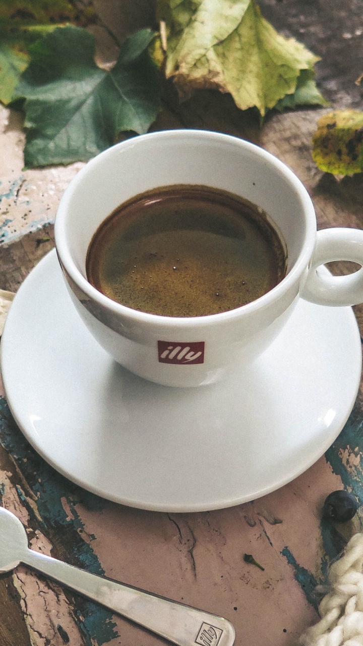 Weiße Keramiktasse Auf Weißer Keramikuntertasse. Wallpaper in 720x1280 Resolution