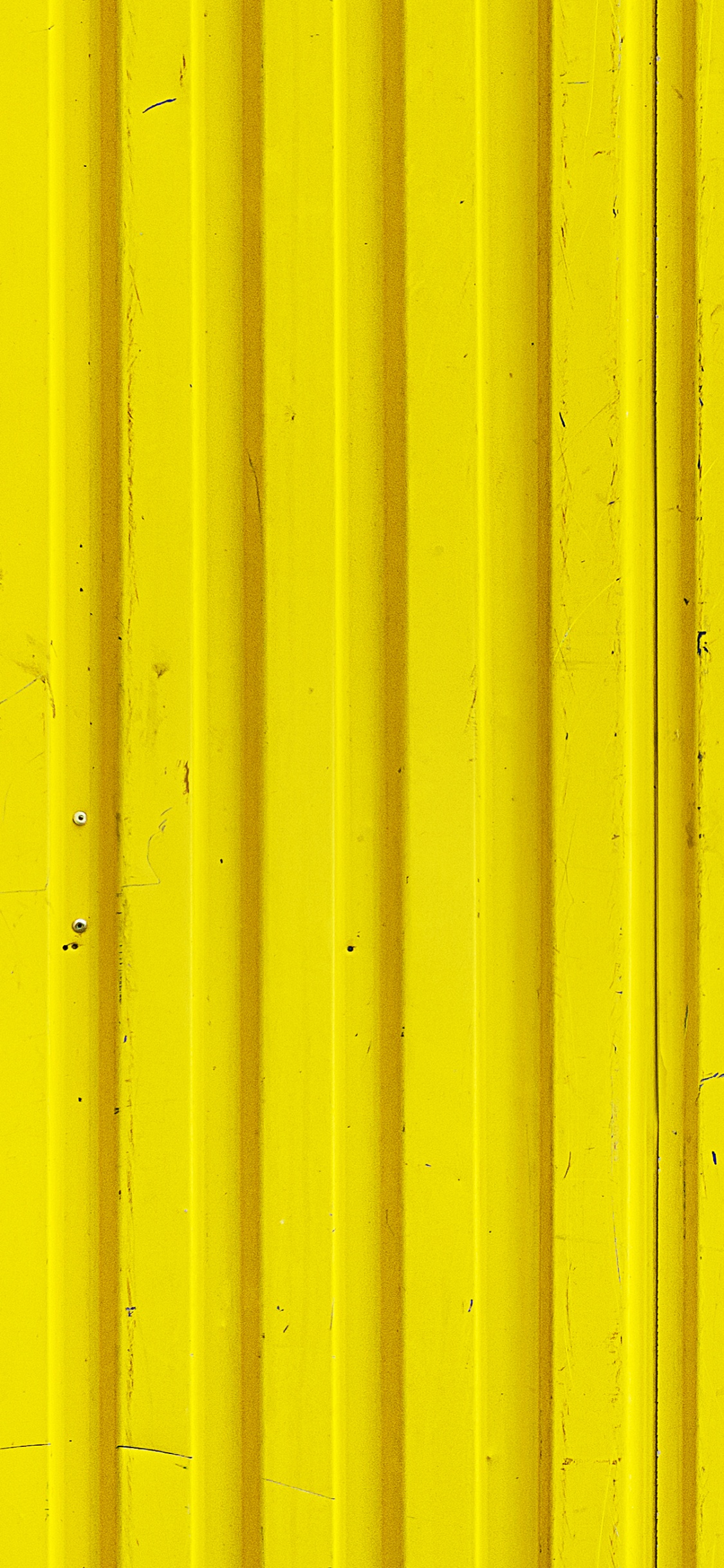 Gelbe Wand Mit Weißer Farbe. Wallpaper in 1125x2436 Resolution