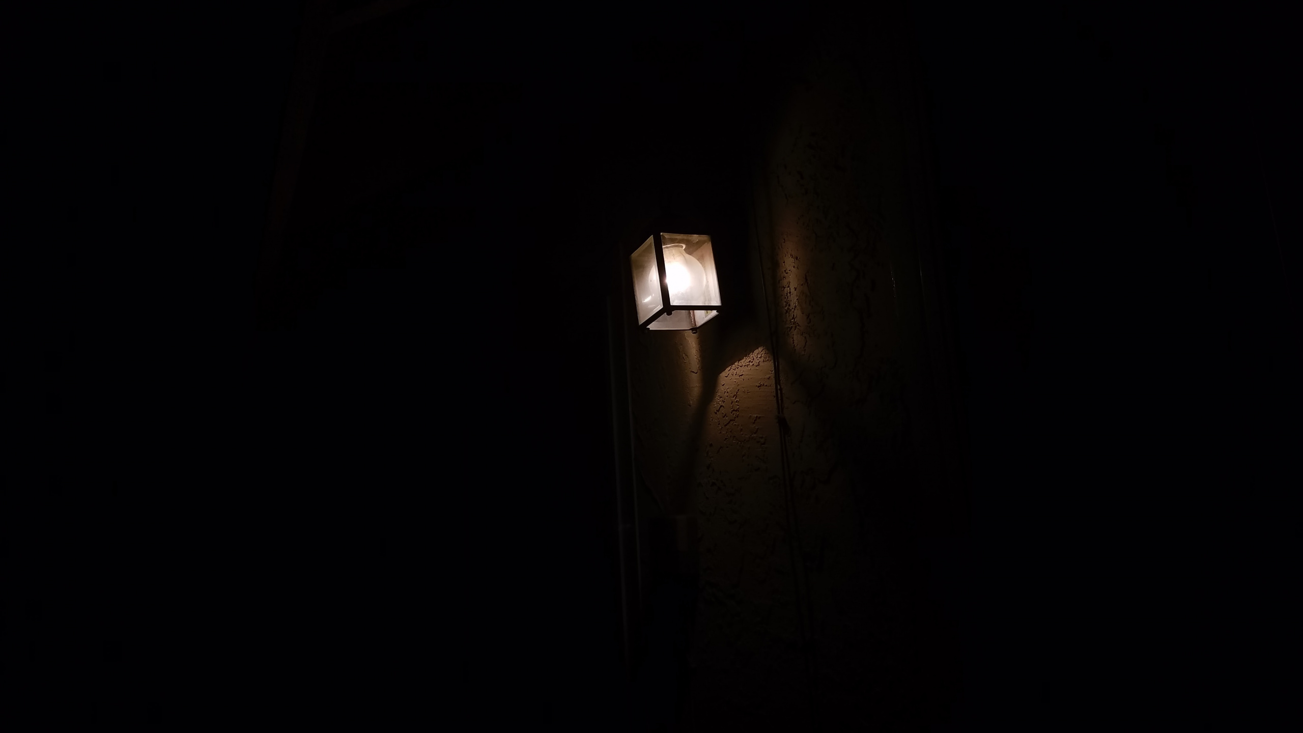 Ampoule Blanche Allumée Dans Une Pièce Sombre. Wallpaper in 2560x1440 Resolution